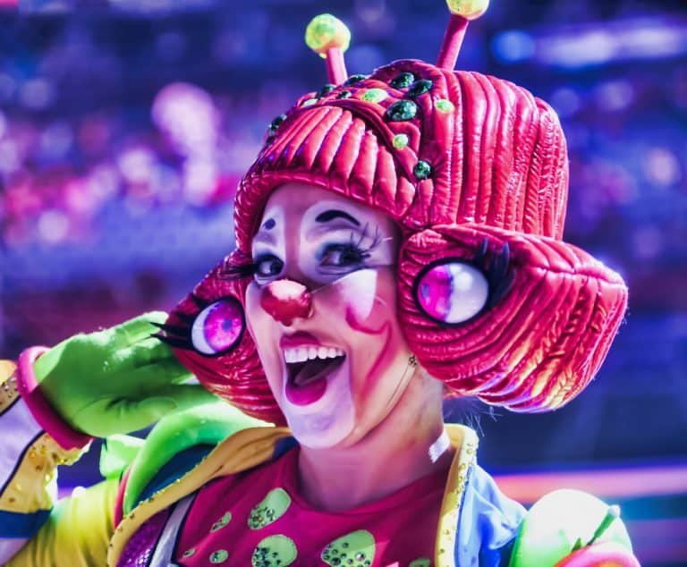 Ridere, ragazza truccata da clown