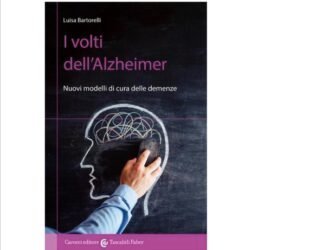 Copertina libro "I volti dell'Alzheimer" di L. Bartorelli: profilo testa su sfondo nero, mano cancella cervello.