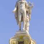 Statua marmorea di Apollo con lira, cielo chiaro