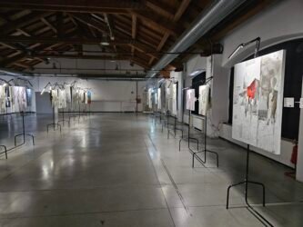 Galleria d'arte moderna con opere esposte