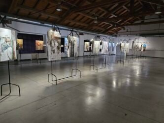 Galleria d'arte moderna con quadri sospesi