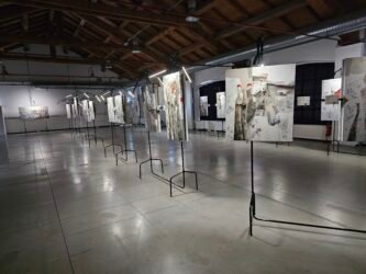 Esposizione d'arte contemporanea in galleria illuminata
