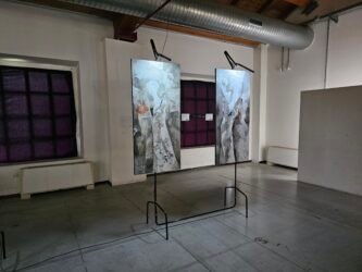 Dipinti astratti esposti in galleria d'arte moderna