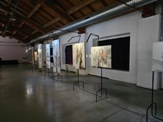 Galleria d'arte moderna con quadri astratti
