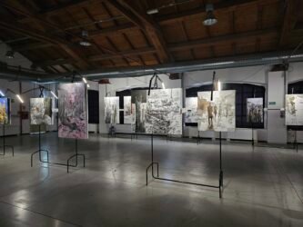 Mostra d'arte contemporanea in spazio galleria illuminato