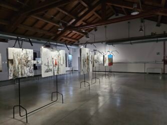 Galleria d'arte moderna con quadri astratti esposti