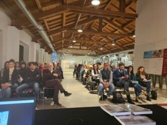 Pubblico seduto durante un evento culturale al chiuso