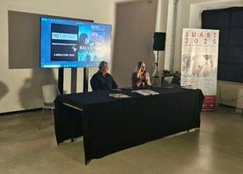 Conferenza con schermo e speaker a evento