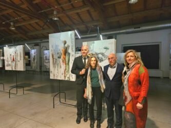 Quattro persone esaminano quadri in galleria d'arte
