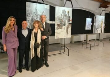 Quattro persone in mostra di arte moderna