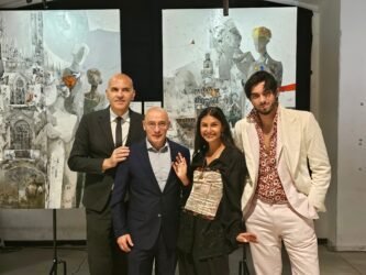 Quattro persone sorridenti davanti ad opere d'arte
