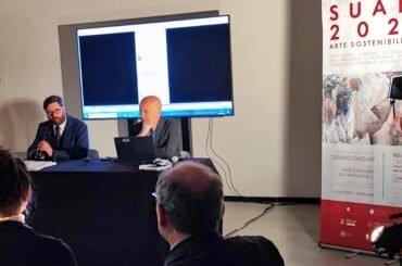 Relatori in conferenza sulla sostenibilità artistica