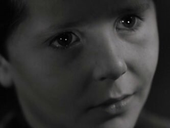 Pricò (Luciano De Ambrosis) in una scena. Dal film I bambini ci guardano del 1943 diretto da Vittorio De Sica, tratto dal romanzo Pricò di Cesare Giulio Viola.