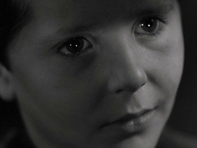 Pricò (Luciano De Ambrosis) in una scena. Dal film I bambini ci guardano del 1943 diretto da Vittorio De Sica, tratto dal romanzo Pricò di Cesare Giulio Viola.
