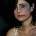 Donna con trucco scenico, espressione seria