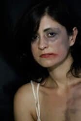 Donna con trucco scenico, espressione seria