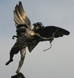 Statua di angelo alato con arco