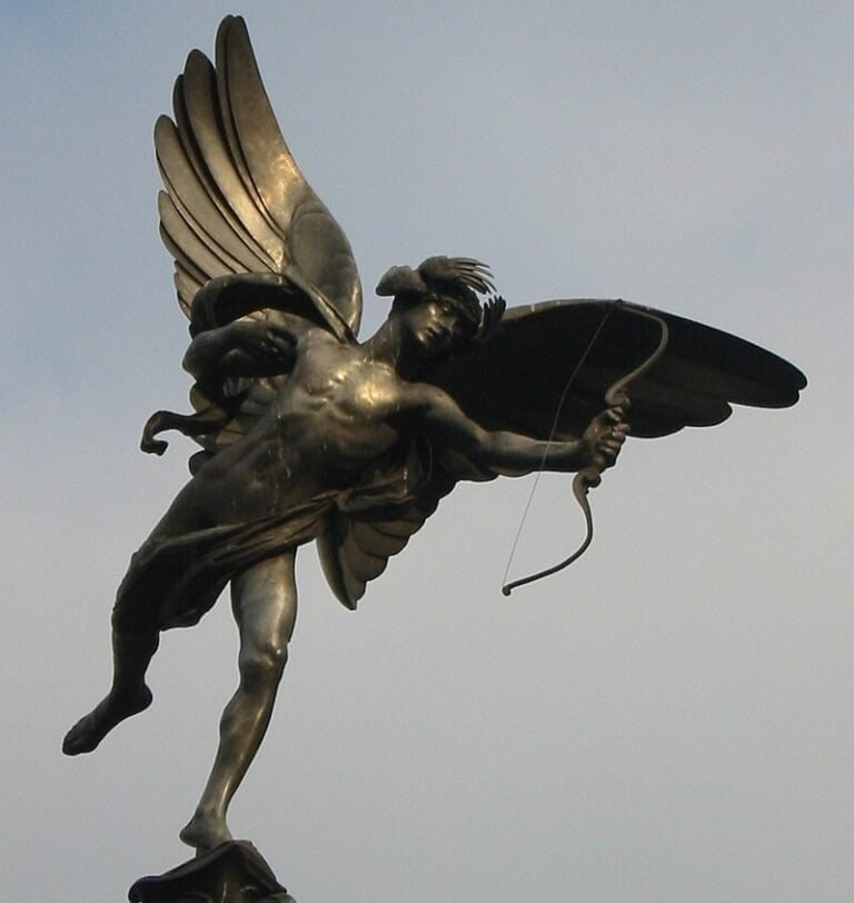 Statua di angelo alato con arco
