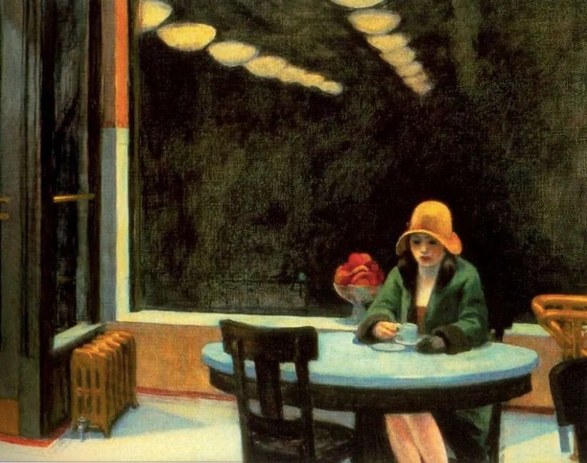 Donna seduta da sola al tavolo in caffetteria