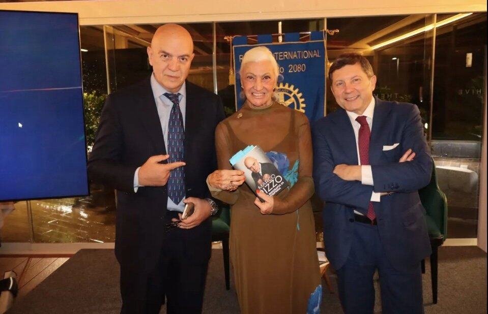 Marco Rizzo, con Sara Iannone e Andrea Pancale in occasione della serata di presentazione del libro di Rizzo al Rotary Club Roma Aniene