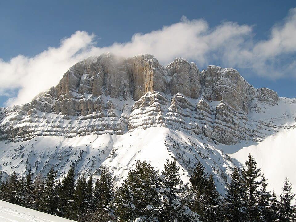 Montagne innevate del Vercors sotto un cielo chiaro