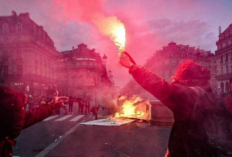 SCONTRI A PARIGI