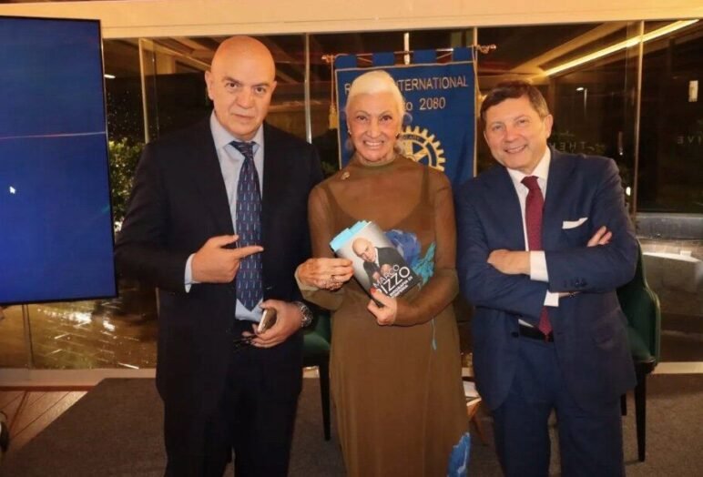Marco Rizzo, con Sara Iannone e Andrea Pancale in occasione della serata di presentazione del libro di Rizzo al Rotary Club Roma Aniene {{brizy_dc_image_alt entityId=