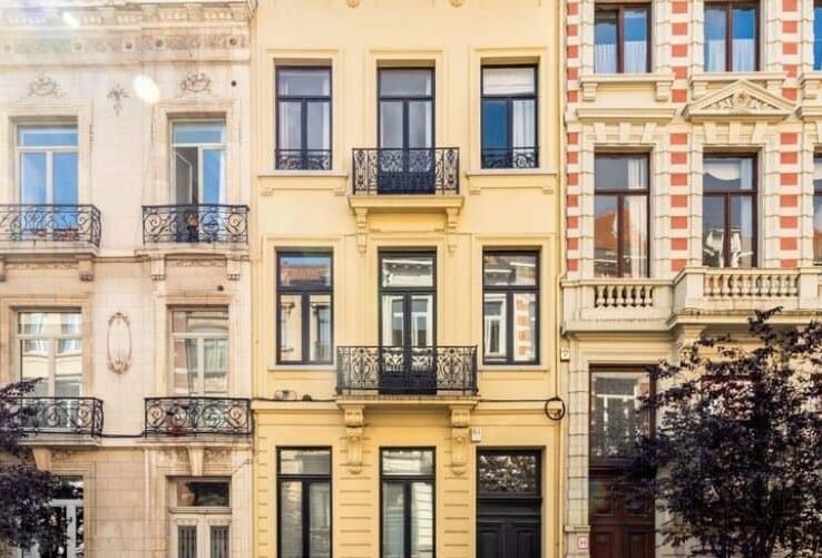 Facciata di edifici storici con balconi