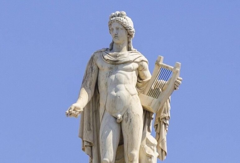 Statua marmorea di Apollo con lira, cielo chiaro