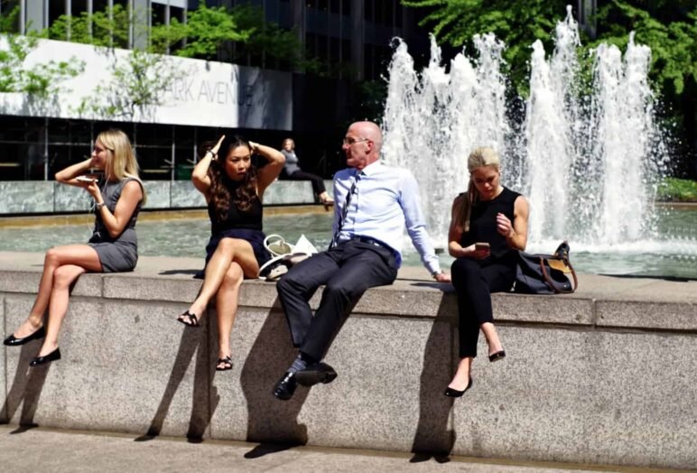Persone sedute vicino a fontana urbana