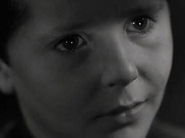 Pricò (Luciano De Ambrosis) in una scena. Dal film I bambini ci guardano del 1943 diretto da Vittorio De Sica, tratto dal romanzo Pricò di Cesare Giulio Viola.