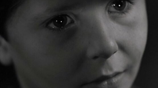 Pricò (Luciano De Ambrosis) in una scena. Dal film I bambini ci guardano del 1943 diretto da Vittorio De Sica, tratto dal romanzo Pricò di Cesare Giulio Viola.