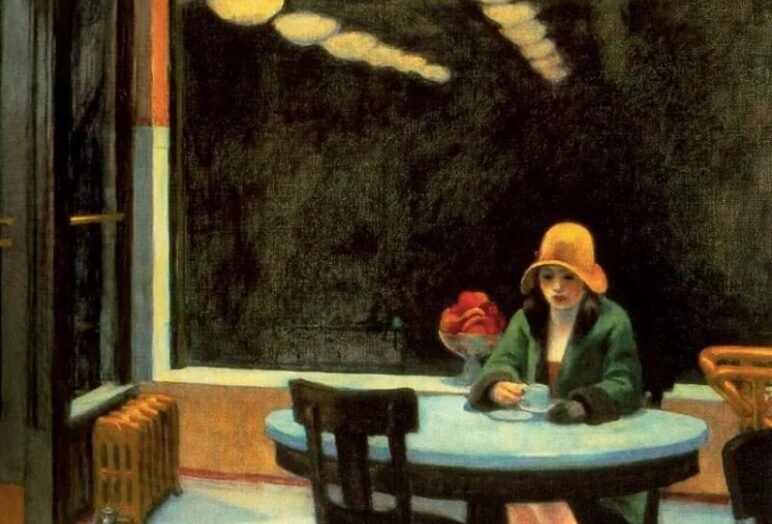Donna seduta da sola al tavolo in caffetteria