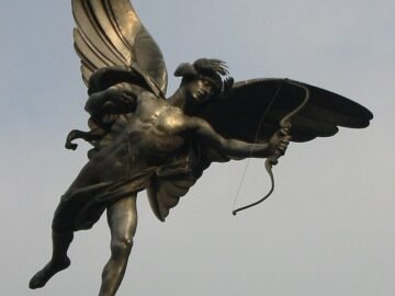 Statua di angelo alato con arco