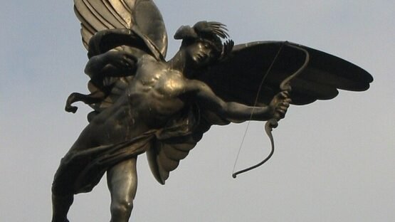 Statua di angelo alato con arco