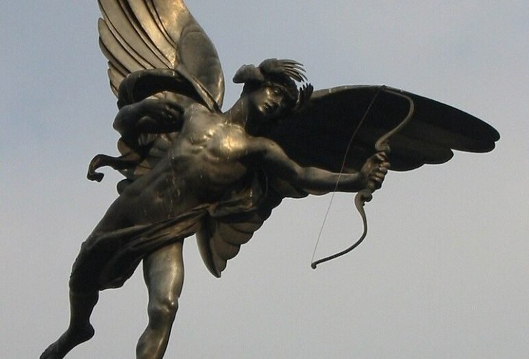 Statua di angelo alato con arco
