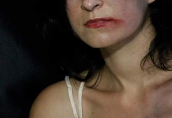 Donna con trucco scenico, espressione seria