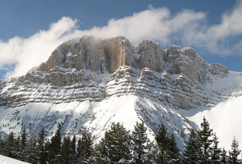 Montagne innevate del Vercors sotto un cielo chiaro {{brizy_dc_image_alt entityId=