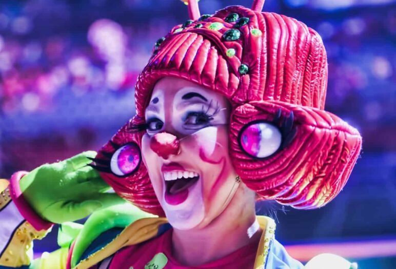 Ridere, ragazza truccata da clown
