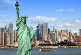 Statua della Libertà con skyline di New York